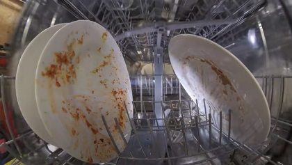 Jak zmywarka myje naczynia? Youtuber nagrał to kamerką